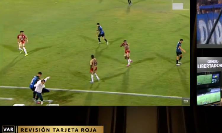 El VAR expulsó a Alejandro Restrepo por pisarle el balón a un rival