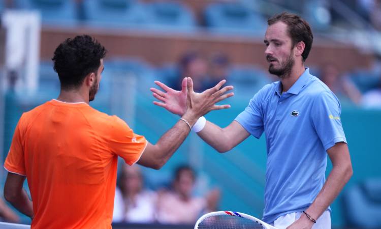 Cerúndolo vence a Medvedev y avanza a octavos de Miami 2026