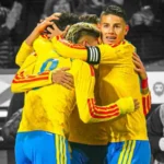 james-rodriguez-abrazando-a-sus-compañeros