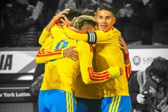 james-rodriguez-abrazando-a-sus-compañeros