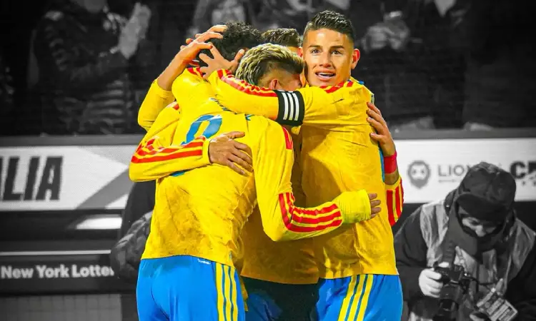 james-rodriguez-abrazando-a-sus-compañeros