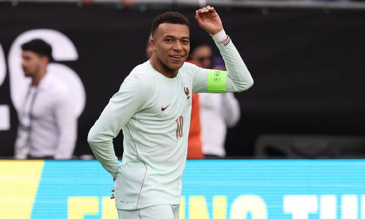 Mbappé marcó en el triunfo de Francia ante Brasil en amistoso
