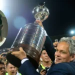 reinaldo-rueda-con-el-trofeo-de-copa-libertadores