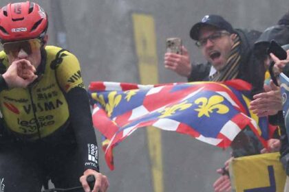 Vingegaard gana una etapa caótica en París-Niza y es líder