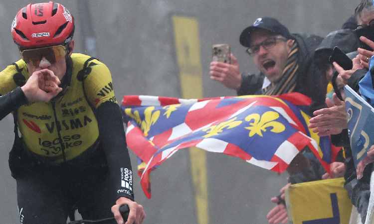 Vingegaard gana una etapa caótica en París-Niza y es líder