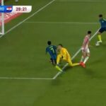 La increíble jugada que Luis Suárez desperdició solo