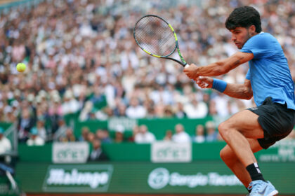 Alcaraz se estrena con victoria en Barcelona