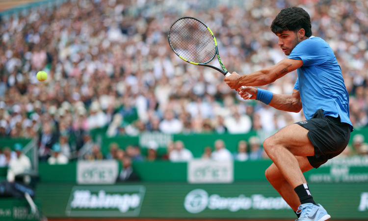 Alcaraz se estrena con victoria en Barcelona