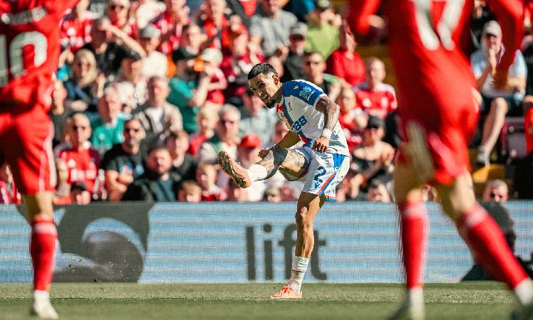 Daniel Muñoz desató furia en Liverpool con polémico gol