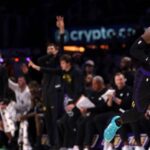 LeBron y los Lakers vencen a los Rockets en debut de los playoffs