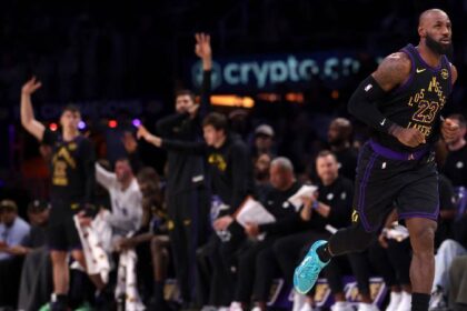 LeBron y los Lakers vencen a los Rockets en debut de los playoffs