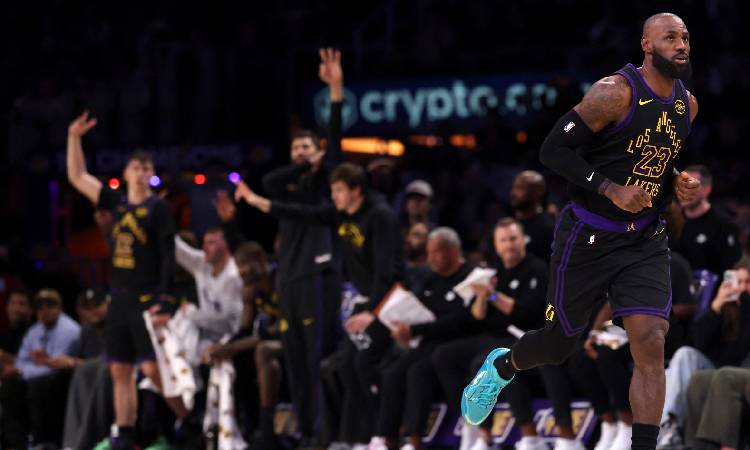 LeBron y los Lakers vencen a los Rockets en debut de los playoffs