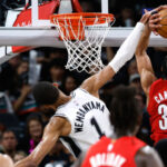 Los Spurs sellan su pase con autoridad y Knicks quedan a una victoria de avanzar