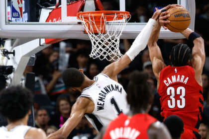 Los Spurs sellan su pase con autoridad y Knicks quedan a una victoria de avanzar