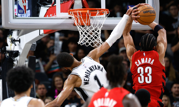 Los Spurs sellan su pase con autoridad y Knicks quedan a una victoria de avanzar