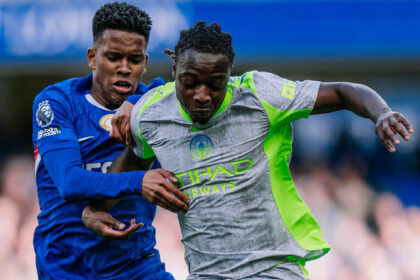 Manchester City aplasta al Chelsea y mete presión al Arsenal