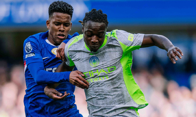 Manchester City aplasta al Chelsea y mete presión al Arsenal