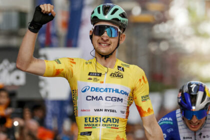 Seixas hace triplete en la Vuelta al País Vasco y acaricia la victoria final
