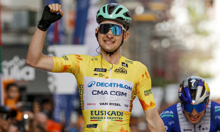 Seixas hace triplete en la Vuelta al País Vasco y acaricia la victoria final