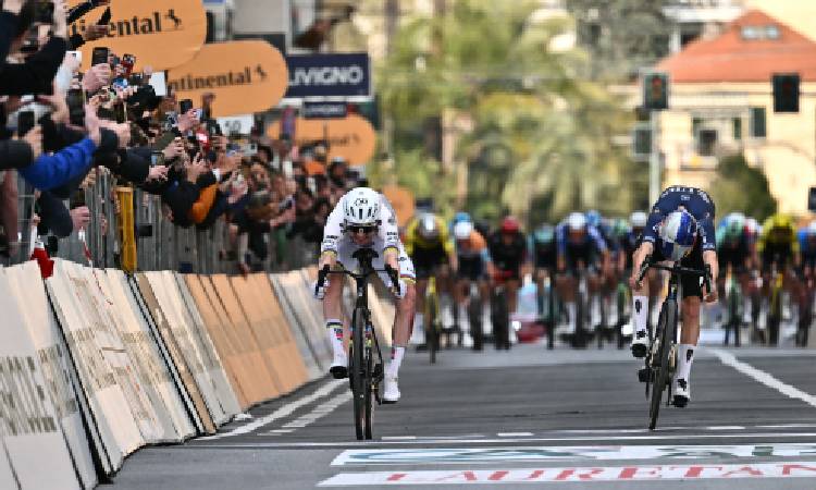 Tadej Pogacar gana en solitario su tercer Tour de Flandes 2026