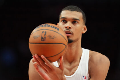 Wembanyama es autorizado a jugar con Spurs tras su conmoción cerebral