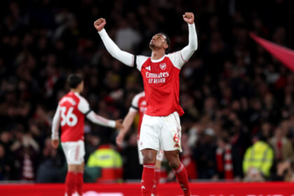 Arsenal gana por la mínima al Burnley y queda a un paso de conquistar la Premier League