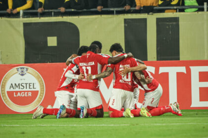 Santa Fe derrota a Peñarol, pero clasifica a Copa Sudamericana