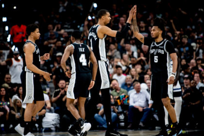 Wembanyama pone a Spurs a un paso de final del Oeste